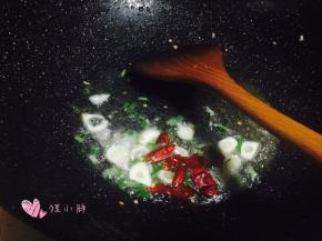 锅内入少量油，下入葱蒜和干红辣椒爆香