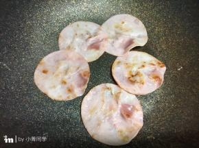 火腿片也煎好。