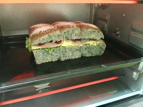 盖上餐包面上的一片，烤箱预热180度，烤5到8分钟，芝士融化即可。不烤也是可以的。