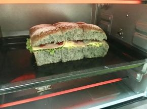 盖上餐包面上的一片，烤箱预热180度，烤5到8分钟，芝士融化即可。不烤也是可以的。