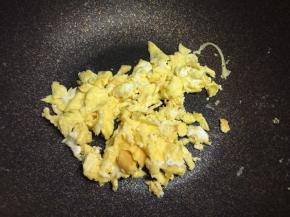 鸡蛋打散，煎熟，煎成片更好，吃的时候不容易掉出来。