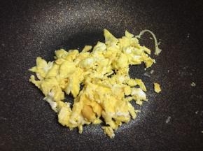 鸡蛋打散，煎熟，煎成片更好，吃的时候不容易掉出来。