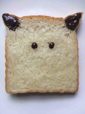 在合适的位置挤点巧克力做眼睛