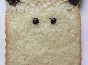 在合适的位置挤点巧克力做眼睛