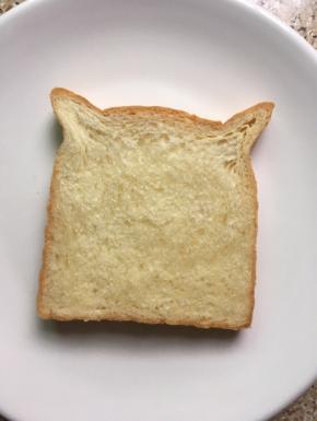 准备一片吐司，用手在吐司的两个角那里捏出耳朵的形状