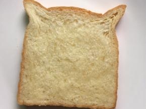 准备一片吐司，用手在吐司的两个角那里捏出耳朵的形状