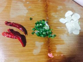 蒜切片，葱切沫儿，干红辣椒掰段