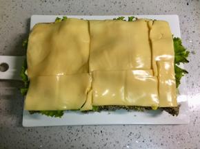 盖上芝士片，需要切一下，适合横截面的大小。