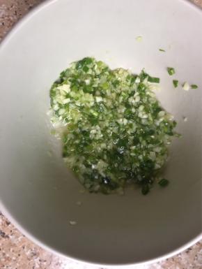 黄油隔热水融化，加入盐、葱叶、蒜，拌匀