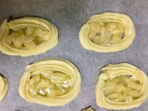 用勺子将馅料舀在上面铺满椭圆形边