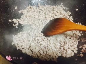 下入料酒和香油翻炒至肉沫发白。盛出待用