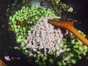 下入刚刚炒好的肉沫