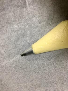 翻拌均匀后装入裱花袋