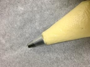 翻拌均匀后装入裱花袋