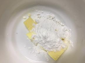 加糖粉用电动打蛋器低速打发至体积膨胀颜色发白