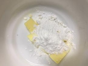 加糖粉用电动打蛋器低速打发至体积膨胀颜色发白