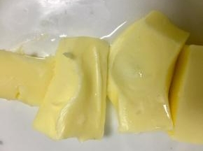 黄油室温软化至用手指可以戳成一个洞