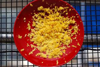 柠檬洗干净，将表皮擦成柠檬皮屑（不要擦到白色部分，会发苦的喔···）