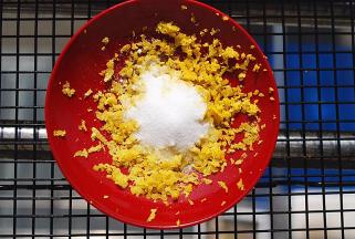 加入5克糖，混合放置15分钟，让柠檬皮的香味挥发出来