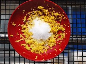 加入5克糖，混合放置15分钟，让柠檬皮的香味挥发出来