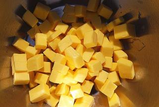 黄油80g，切小块，室温软化
