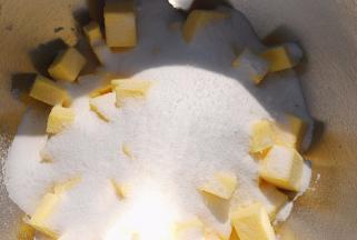 糖粉和盐过筛，加入到软化的黄油中，打发至黄油发白