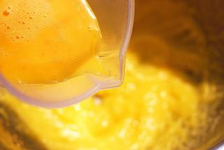 2只鸡蛋液打匀，少量多次地加入到黄油中打发，每次都要混合均匀再加入蛋液（一定要少量多次，不然容易造成油水分离）