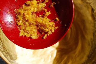 加入柠檬皮，再次打发均匀