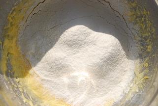 加入过筛后低筋面粉和泡打粉的混合物