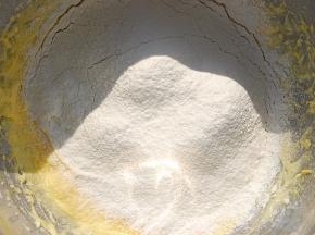 加入过筛后低筋面粉和泡打粉的混合物