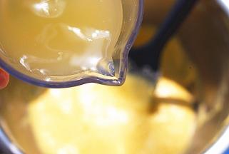 25g柠檬汁，加入到混合好的面糊中去