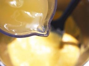25g柠檬汁，加入到混合好的面糊中去