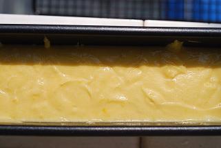 倒入磅蛋糕模具中，用勺子将蛋糕抹成中间凹两边高