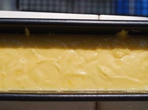 倒入磅蛋糕模具中，用勺子将蛋糕抹成中间凹两边高
