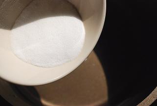 烤箱预热，中层，180度，40到45分钟左右，蛋糕顶部焦黄，牙签从裂缝中插进去没有带出湿面糊就可以了（这个模具比较瘦高，宽一点的模具可以适当调整时间）