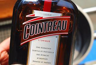 烤蛋糕的过程中，我们可以准备好刷蛋糕的糖浆：
将17克细砂糖，25克水放进奶锅中，煮至水沸腾，立刻关火，关火后加入柠檬汁和君度橙酒