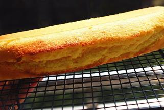 45分钟后，看到蛋糕顶部呈现略焦黄的颜色，即可将蛋糕取出，用牙签从蛋糕顶部中间戳进去，取出，没有湿面糊就表示蛋糕已经好了，蛋糕倒出放晾网上