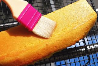 蛋糕放凉至温热，用毛刷将糖浆刷到蛋糕的底面，四周，还有从中间的裂缝刷进去，可以看到蛋糕会迅速吸收，使劲的往蛋糕上刷吧，嘎嘎···
刷好糖浆的蛋糕用保鲜袋装好，放冰箱第二天切块食用（其实磅蛋糕放3天会更好吃！）