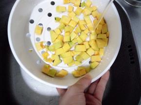 北瓜去皮挖籽，切小块，进行冲洗