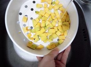 北瓜去皮挖籽，切小块，进行冲洗