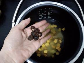 将所有材料入电饭煲内