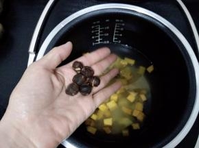 将所有材料入电饭煲内