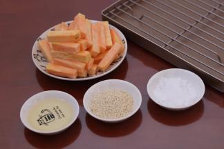 1.准备好所有材料，将红薯洗净切条