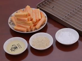 1.准备好所有材料，将红薯洗净切条