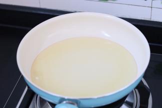 2. 锅内放入适量的油