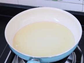 2. 锅内放入适量的油