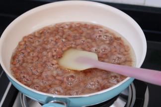 3.小火冷锅冷油下花生