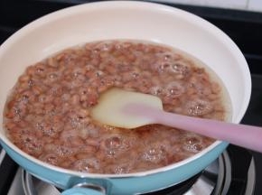 3.小火冷锅冷油下花生