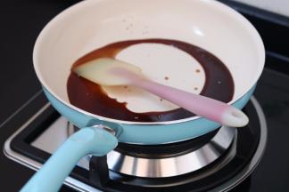 5.锅内倒入糖醋汁使糖融化后放凉倒入炸好的花生中即可食用