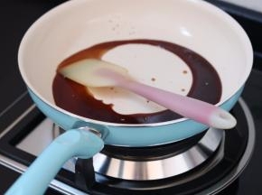 5.锅内倒入糖醋汁使糖融化后放凉倒入炸好的花生中即可食用